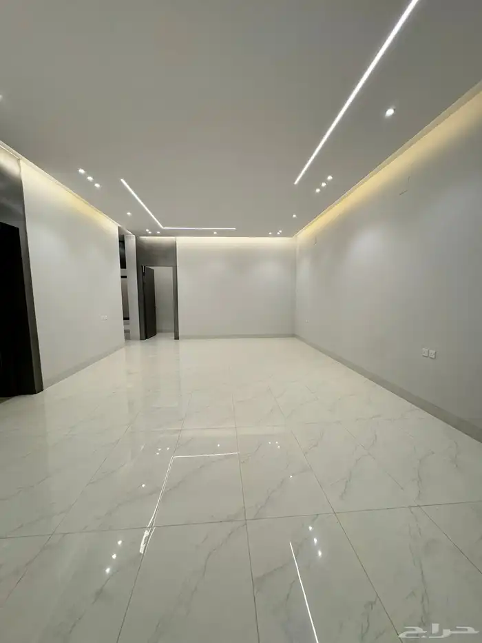 للبيع دور ارضي ب 850 الف مع مدخل سيارة حى الرمال 9