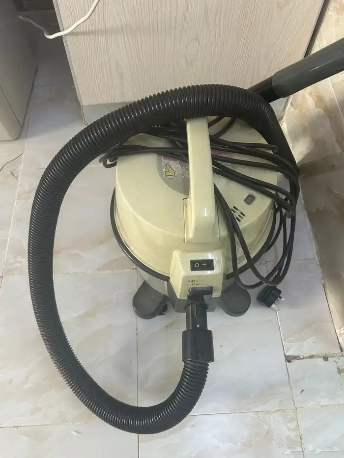كنب ومكنسة وطاولة ومكيف 3