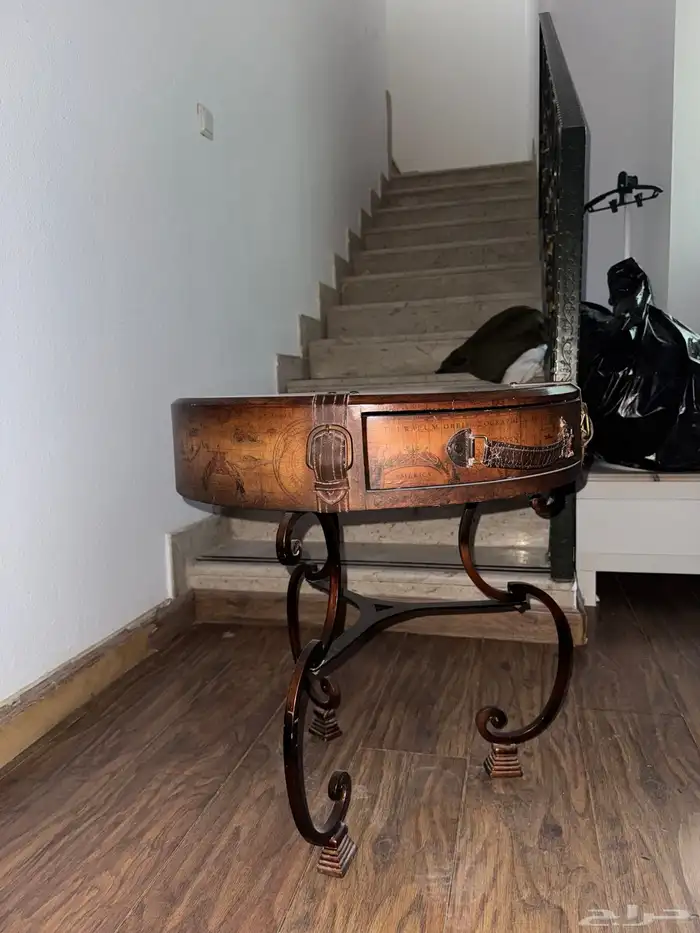 طاولتين جانبيتين  وطاولة اساسيه 1