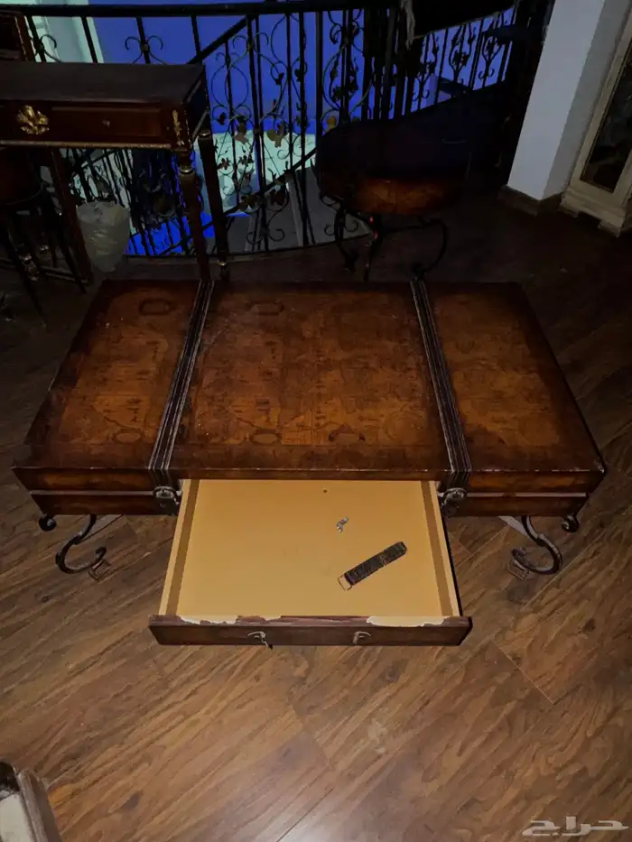 طاولتين جانبيتين  وطاولة اساسيه 4