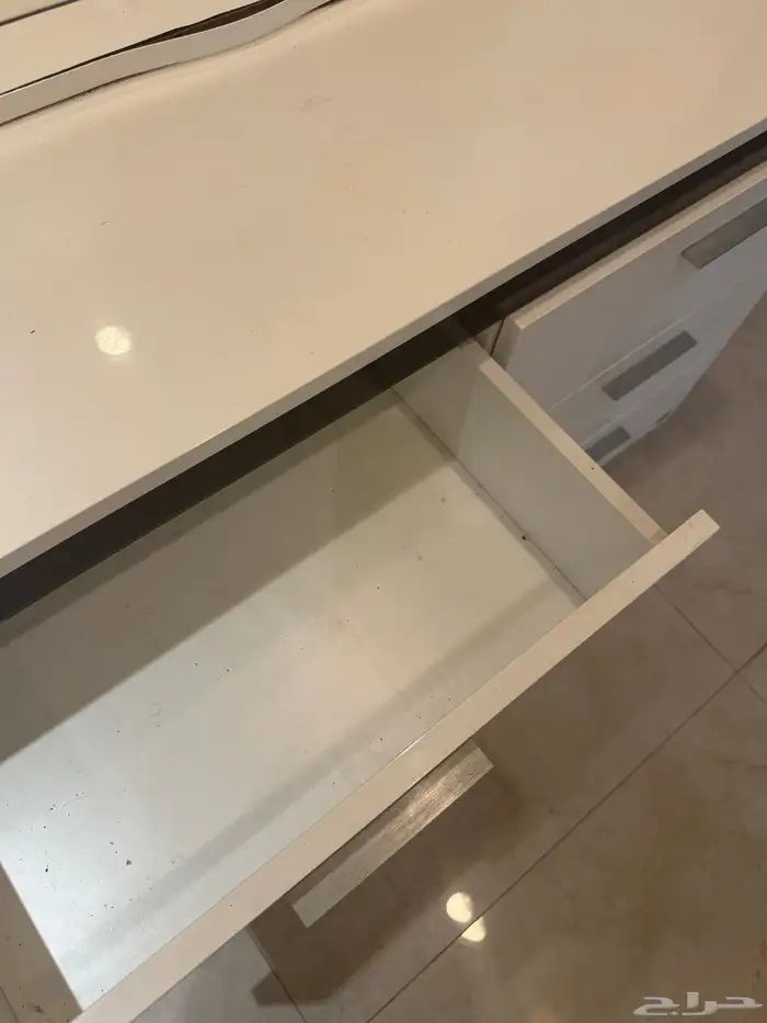 طاولة مع مرايا 2