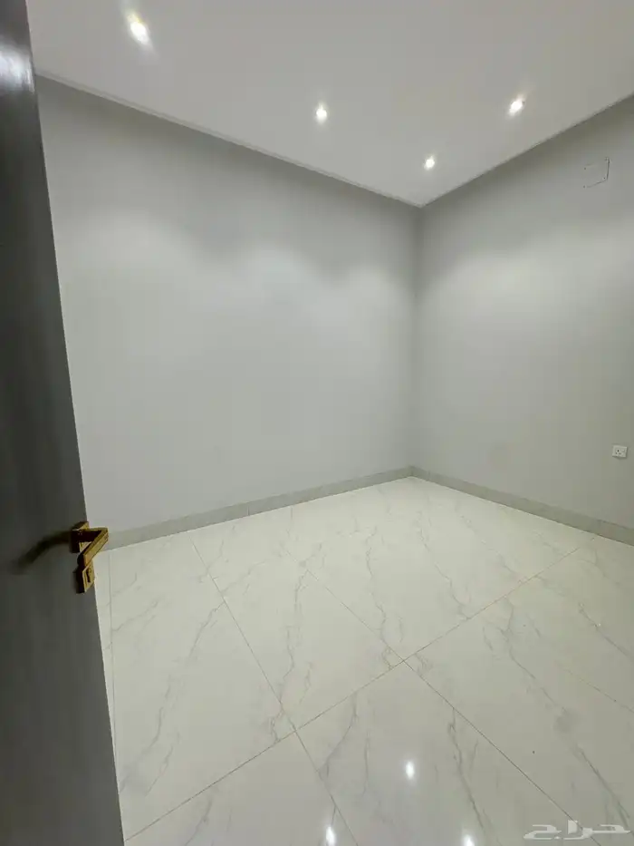 للبيع دور ارضي ب 850 الف مع مدخل سيارة حى الرمال 11