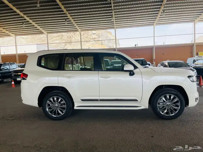 لاندكروزر L4 2025 اصفار سعودي 3