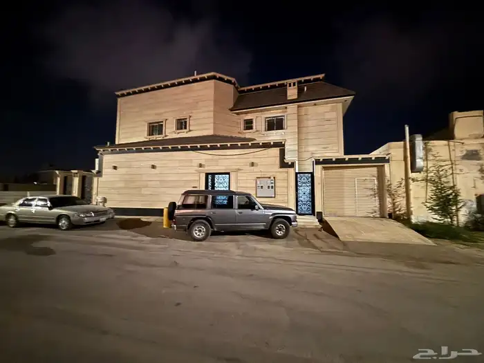 للبيع فيلا بحي الشقة دور وثلاث شقق 0