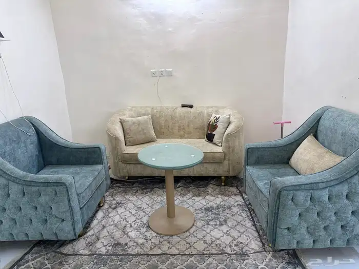 كنب ومكنسة وطاولة ومكيف 5