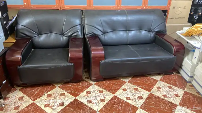 مكتب كنب جلد للبيع 1
