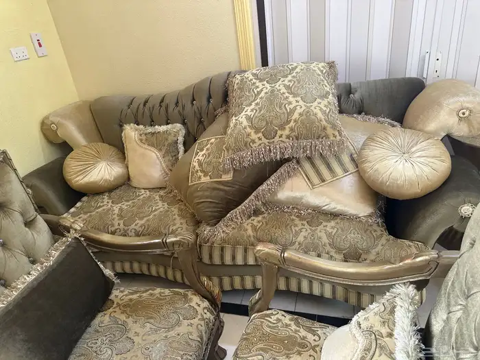 كنب للبيع المستجل شبه جديد مافيه كسور معاه طولات قزاز وستار 6