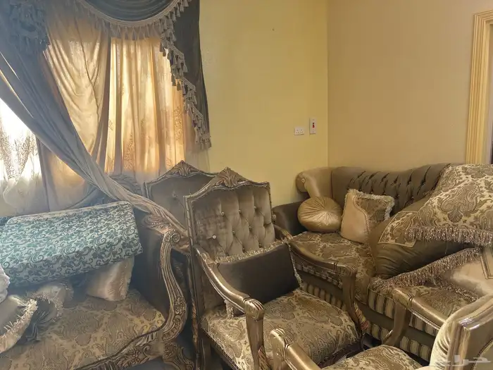 كنب للبيع المستجل شبه جديد مافيه كسور معاه طولات قزاز وستار 2