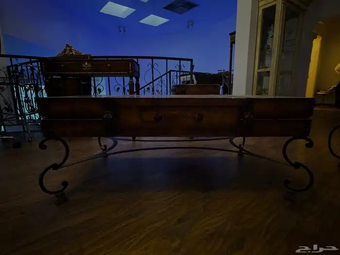 طاولتين جانبيتين  وطاولة اساسيه 7