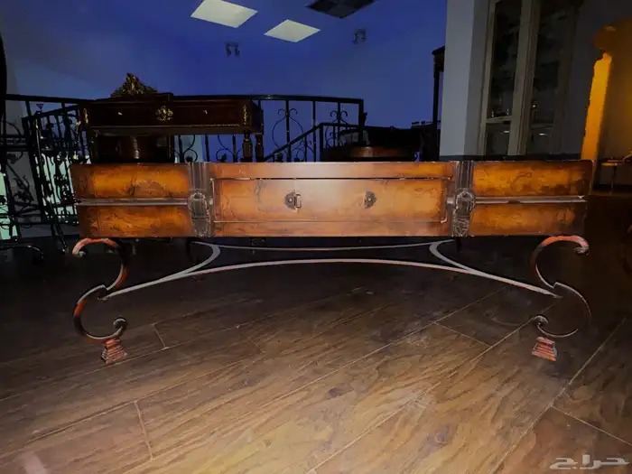 طاولتين جانبيتين  وطاولة اساسيه 8