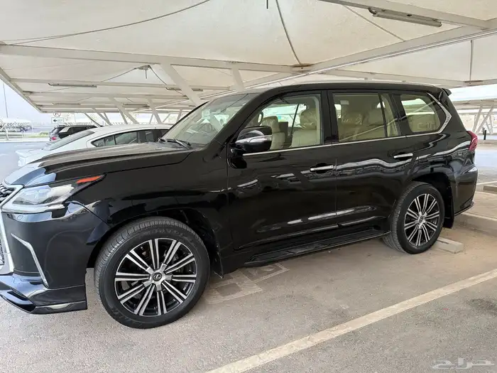 لكزس LX570 موديل 2021 اسود 3