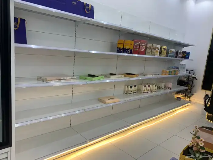 للبيع رفوف محل حلويات او بقاله شبه جديد استخدام بسيط جدا 0