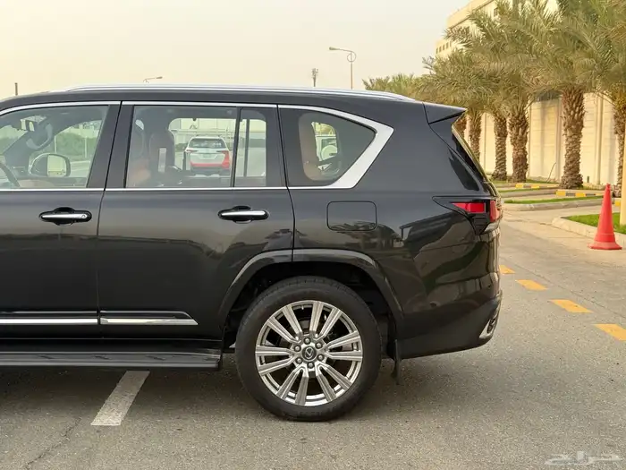 جيب لكزس LX600 2022 VIP - سعودي ضمان وصيانه مجانيه 8