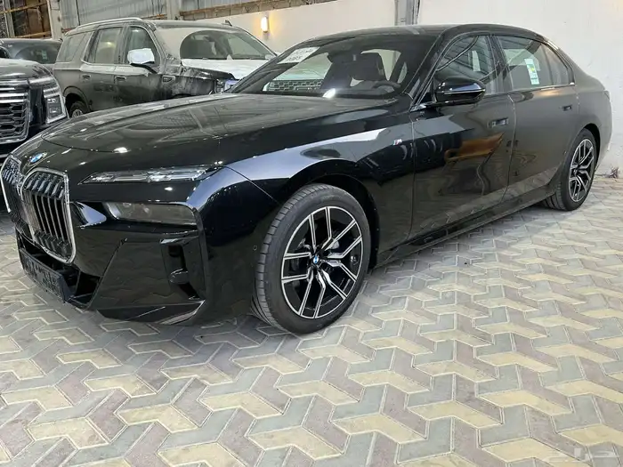 بي إم دبليو - BMW 735i - موديل 2025 - 2