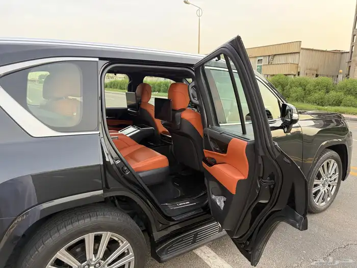جيب لكزس LX600 2022 VIP - سعودي ضمان وصيانه مجانيه 16