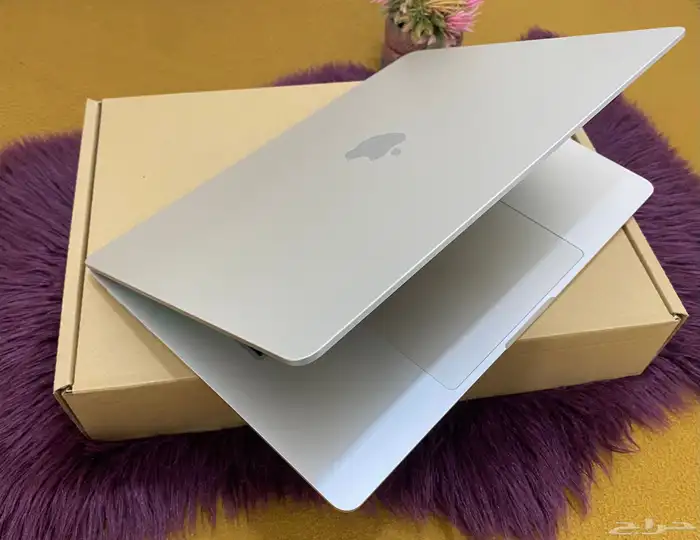 ماك بوك اير m2 مقاس 15 انش شبه الجديد 9