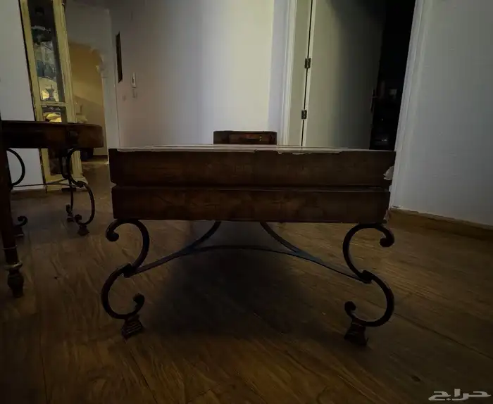 طاولتين جانبيتين  وطاولة اساسيه 12