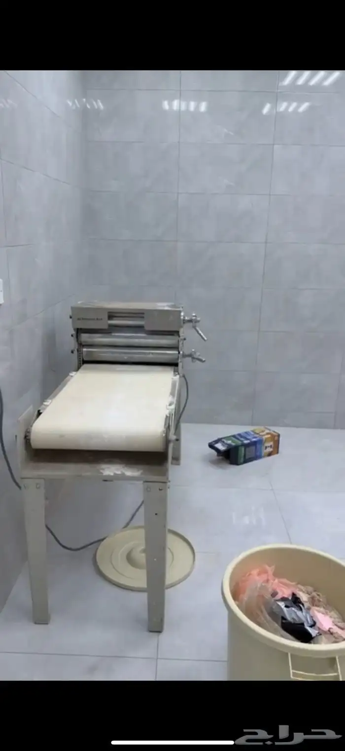 لصنع الخبز وجديده اله عجن وفرد وارفف 0