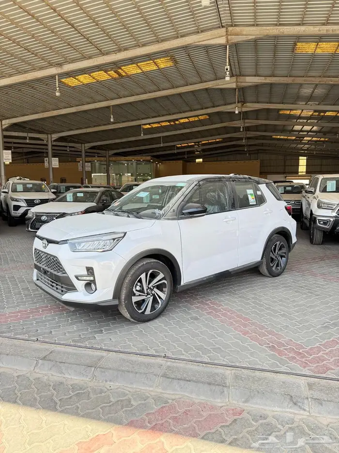 تويوتا رايز ليمتد ابيض سقف اسود 2026 13
