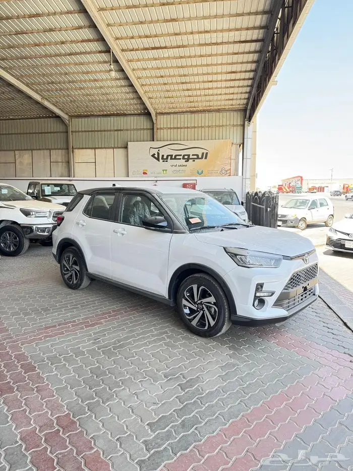 تويوتا رايز ليمتد ابيض سقف اسود 2026 12
