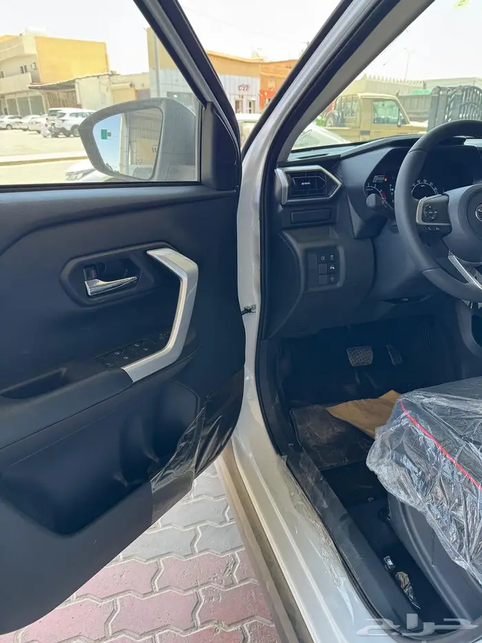 تويوتا رايز ليمتد ابيض سقف اسود 2026 6