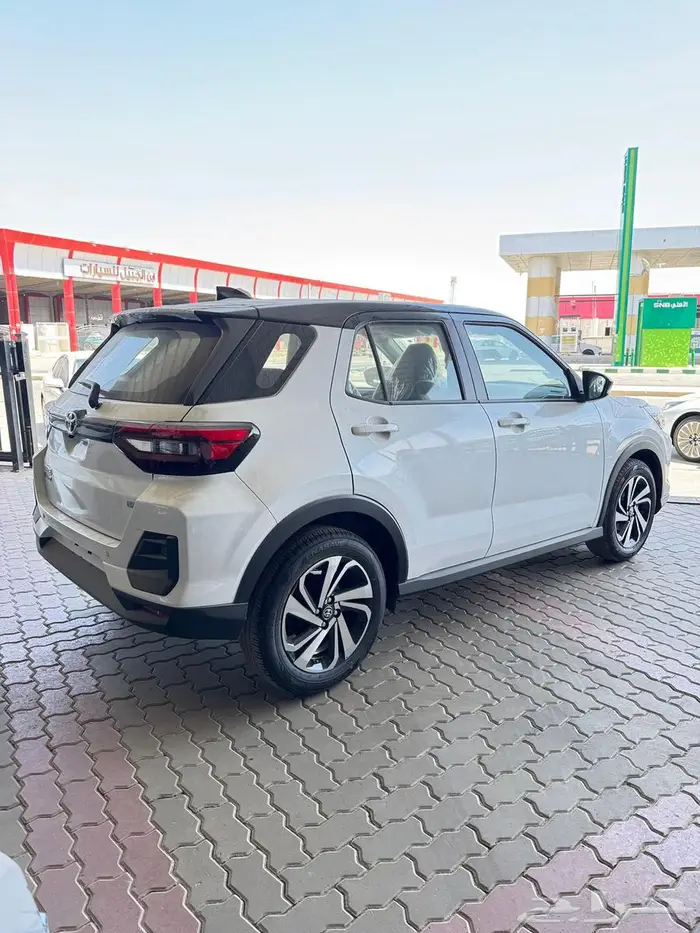 تويوتا رايز ليمتد ابيض سقف اسود 2026 3