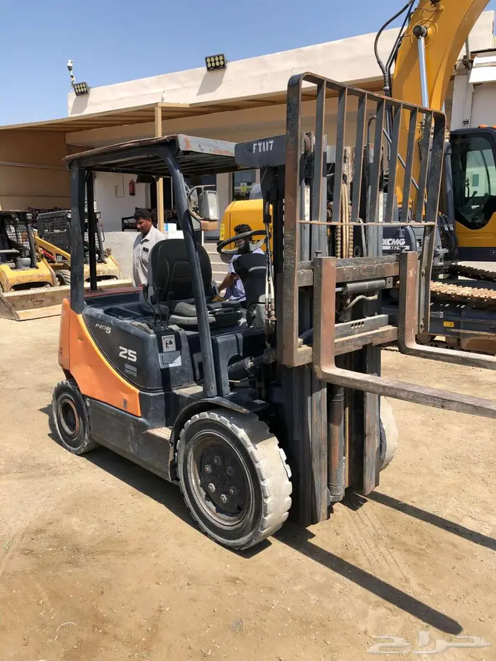 رافعه دوسان 2.5طن موديل 2010 معرض رواد المعدات 3