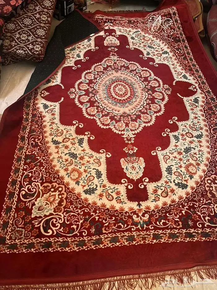 سجادة حمراء جميلة نظيفة جدا تعتبر شبه شبه جديدة 0