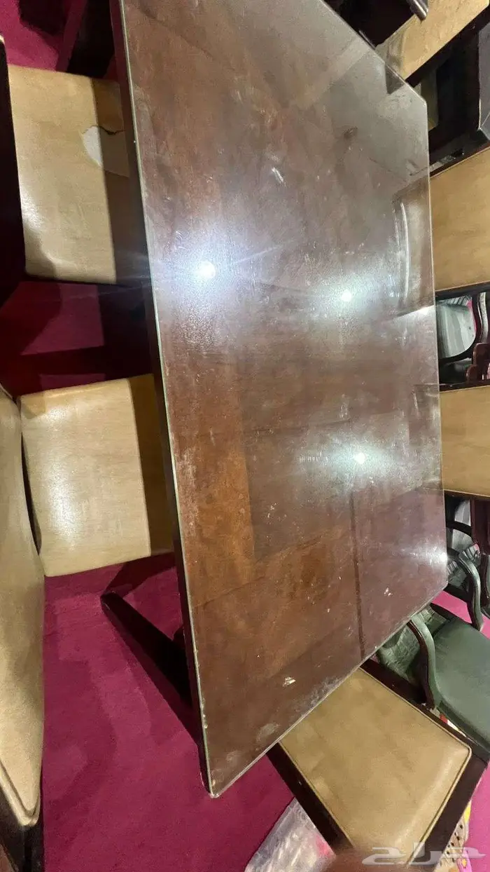 طاولة خشب مع خمس كراسي 3