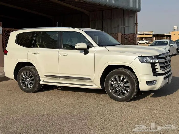 تويوتا لاندكروزر GXR L3 موديل 2023 ممشى 64500 سعودي 8