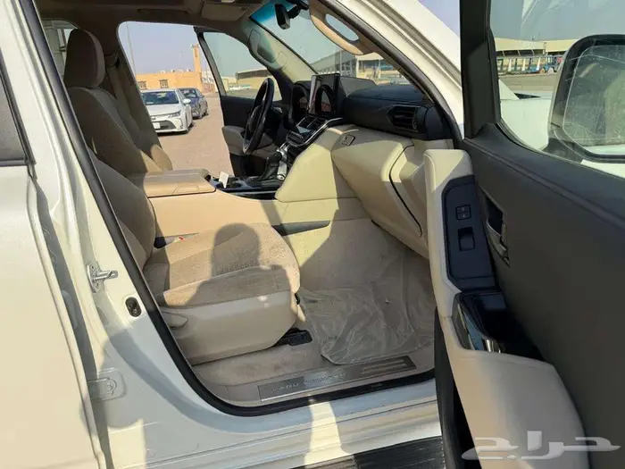 تويوتا لاندكروزر GXR L3 موديل 2023 ممشى 64500 سعودي 13