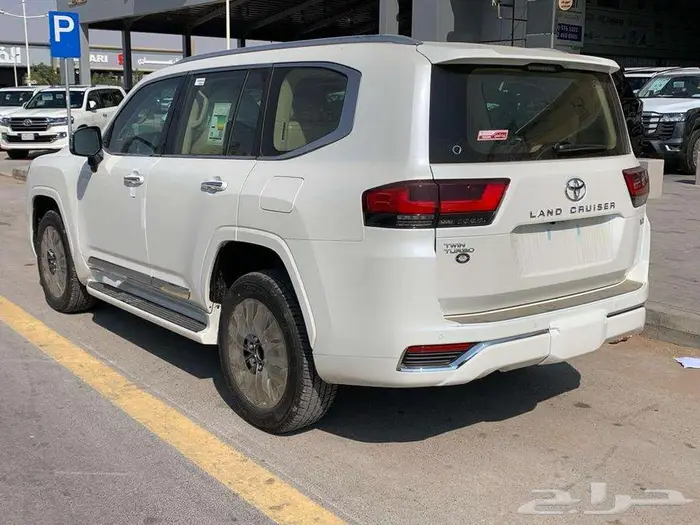 تويوتا لاندكروزر VX بنزين موديل 2024 4