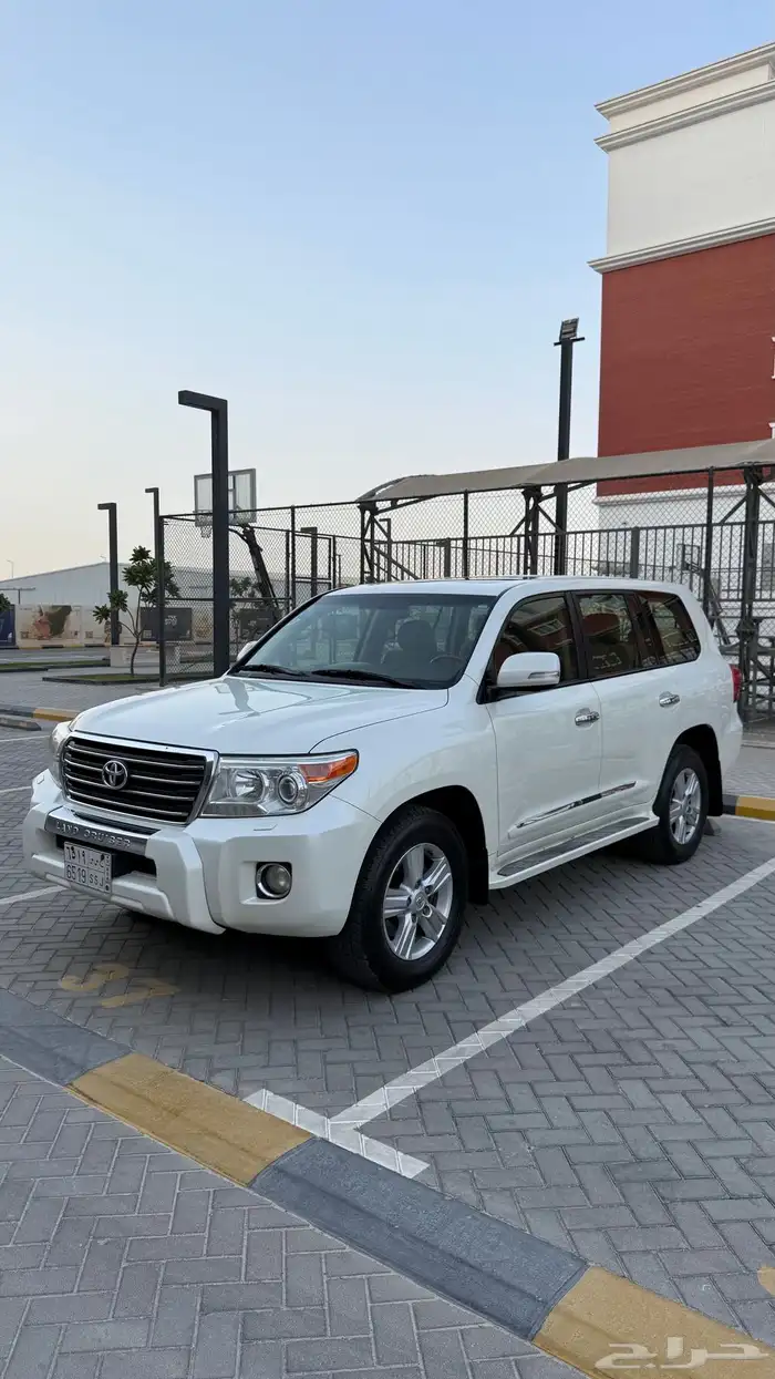 للبيع لاندكروزر 2014 فل كامل 8v - سعودي 1