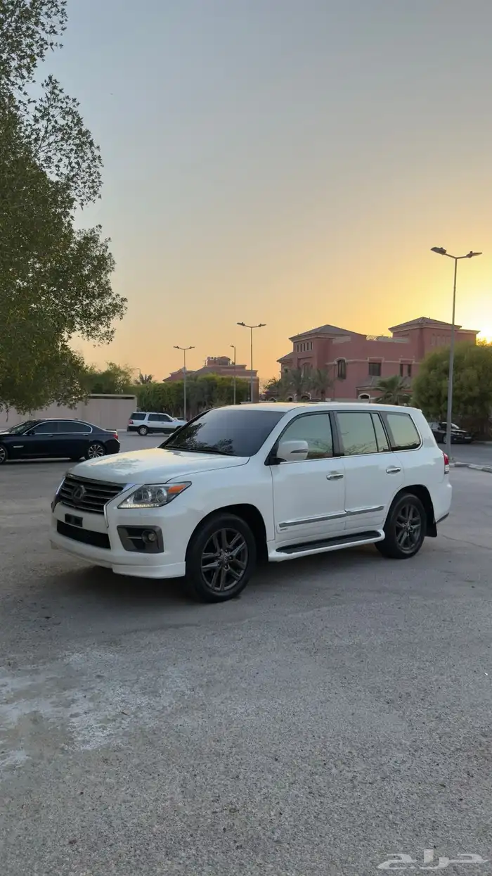جيب لكزس LX570 فل كامل 2013 2