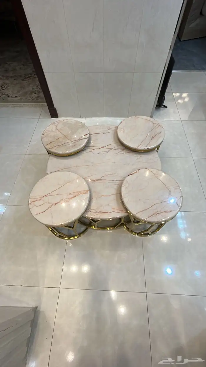 طاولات وثرياء بحاله ممتازه 1