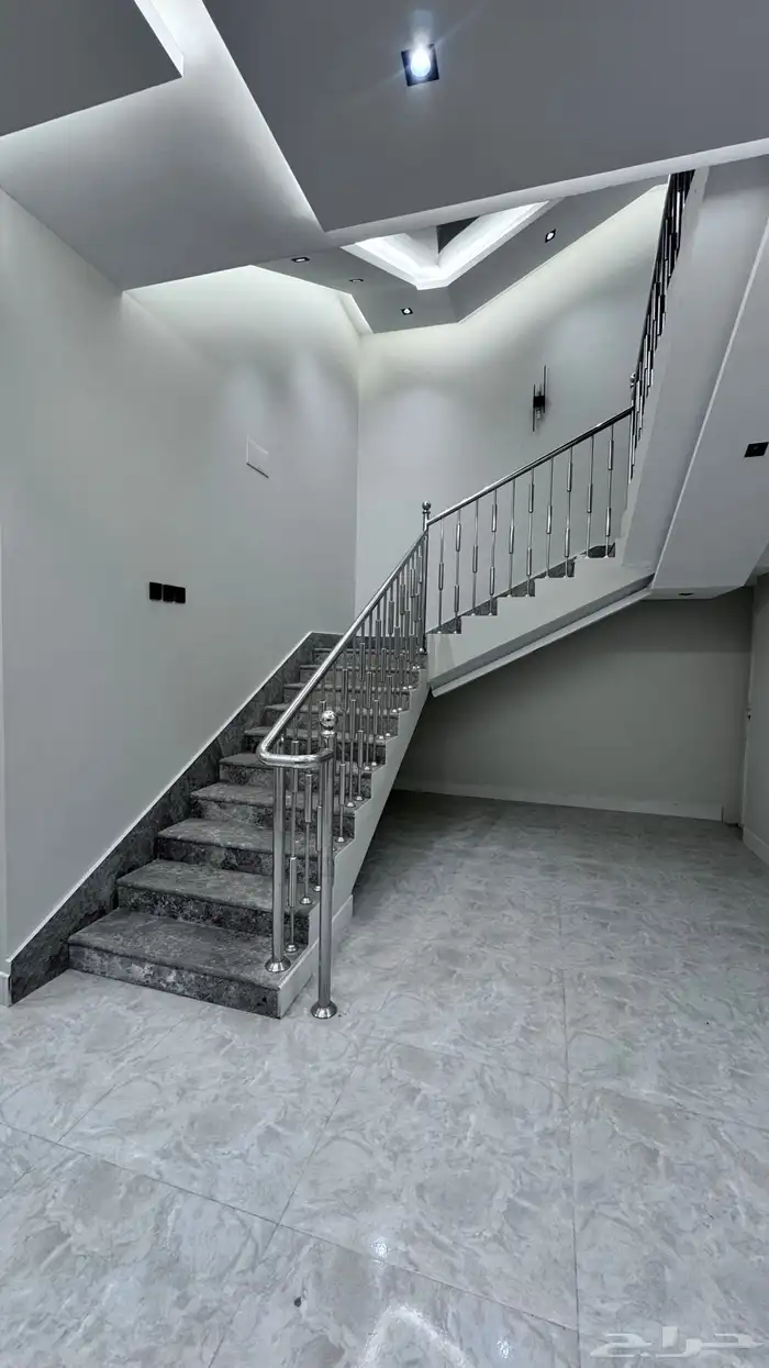 للبيع فله دوبلكس عل زاويه طريق الثمانين 9