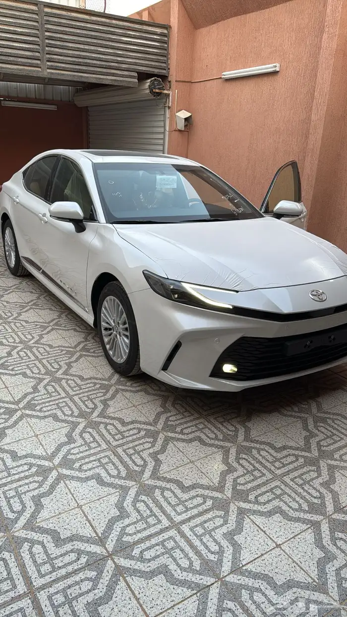 كامري 2025 نص فل ابيض فتحه Le 7