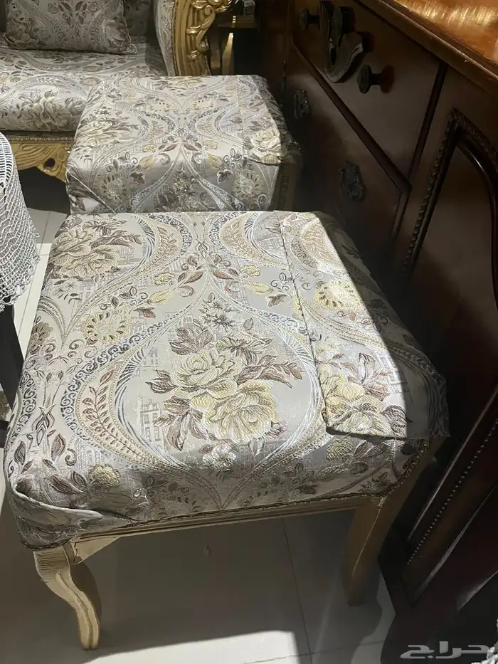 كنب مع طاولات للبيع 2