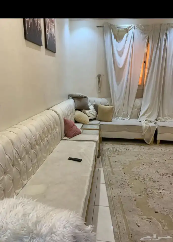 كنب وفرشة وستاره وطاولة خدمة 0