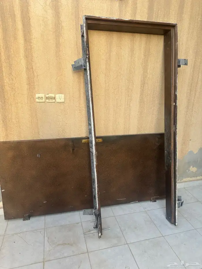باب حديد مع حلق الباب 0