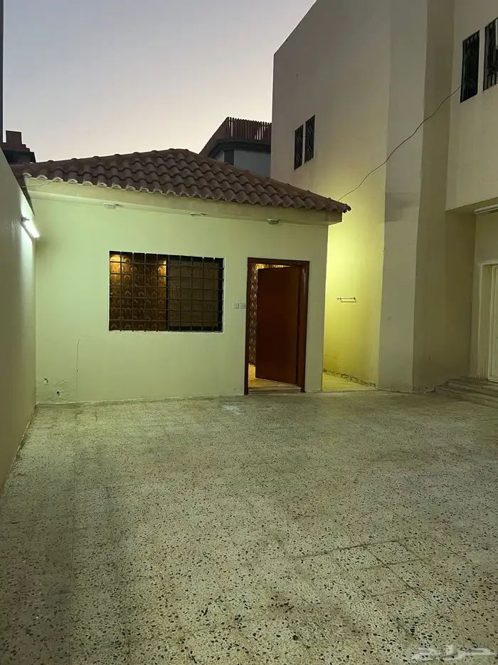 ايجار دور ارضي حي السعادة -شرق الرياض10 غرف مساحة كبير 55الف 0