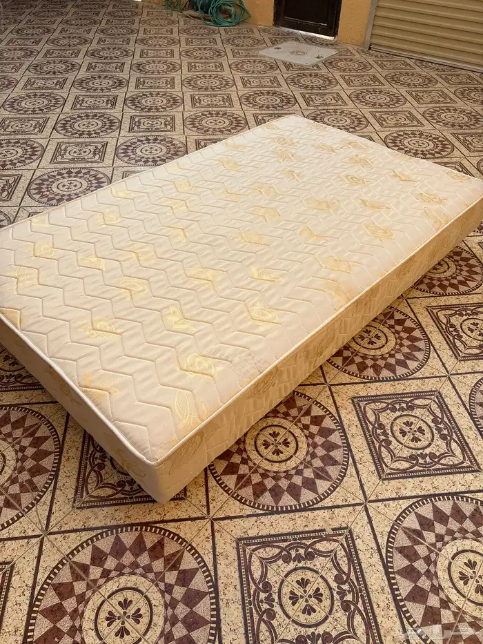 اثاث جلستين حديد و قاعدتين سرير 0