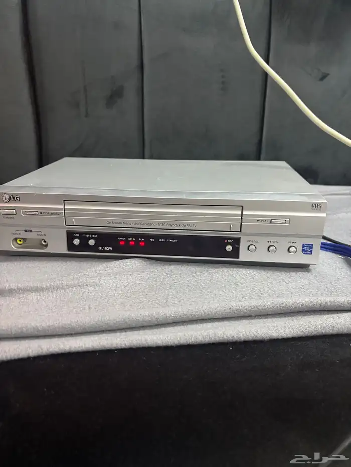 تلفزيون سوني 16 بوصة مع جهاز مشغل فيديو LG نوع الشريط VHS 1