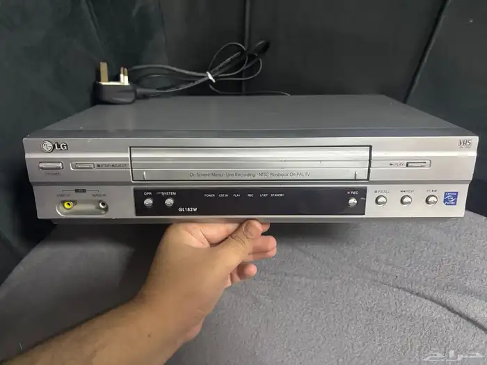 تلفزيون سوني 16 بوصة مع جهاز مشغل فيديو LG نوع الشريط VHS 2