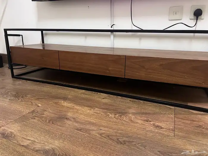 طاولات استخدام نظيف للبيع المستعجل الثنتين ب 1000 1