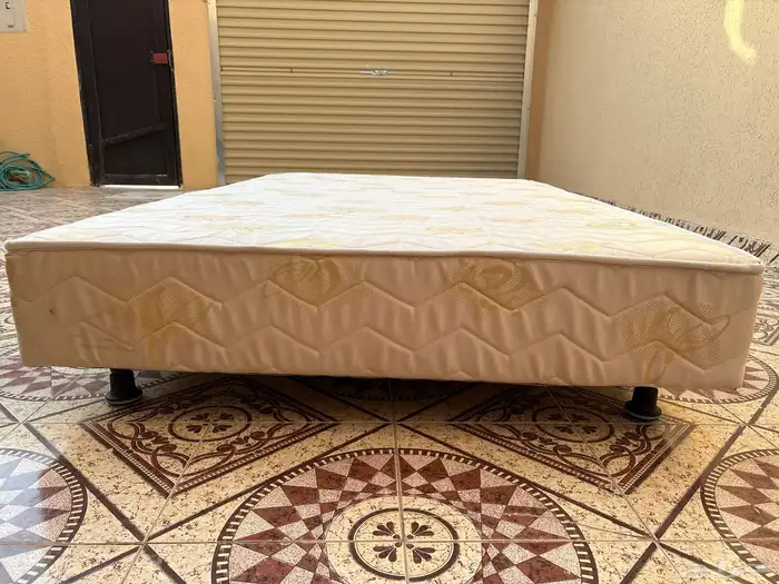 اثاث جلستين حديد و قاعدتين سرير 1