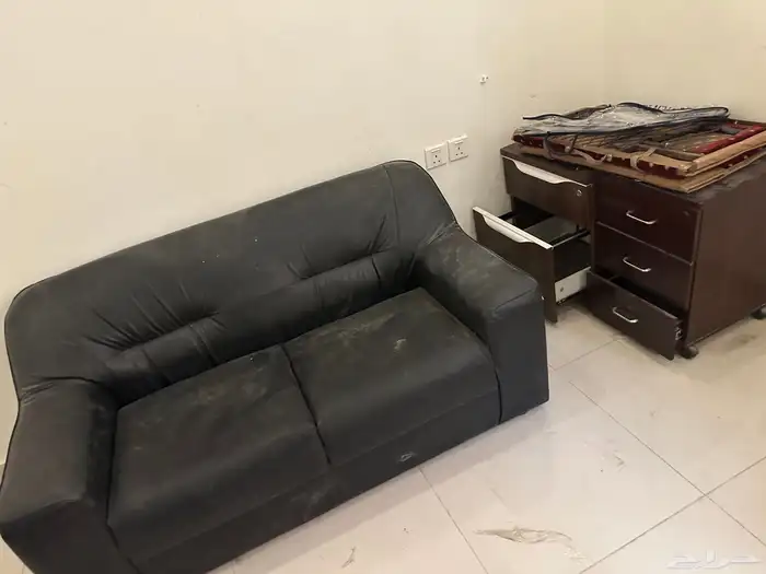 اثاث مكتب طاولتين وكراسي فرديه وكنب مكاتب 3