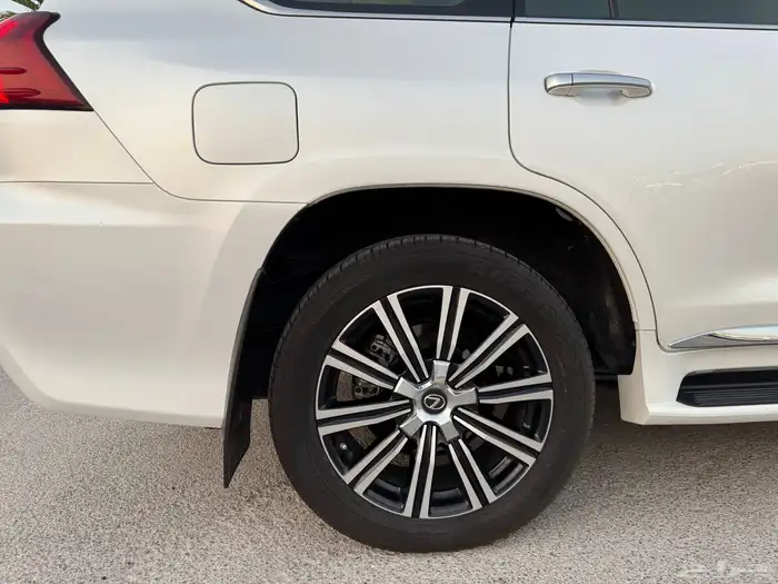 للبيع جيب لكزس LX570 31