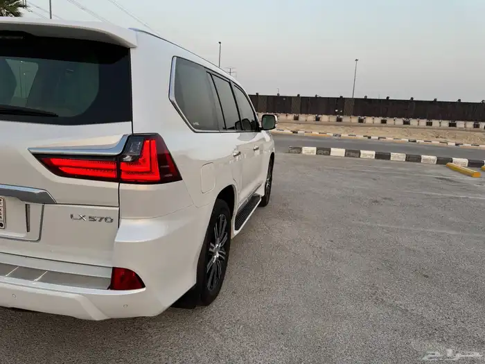 للبيع جيب لكزس LX570 4