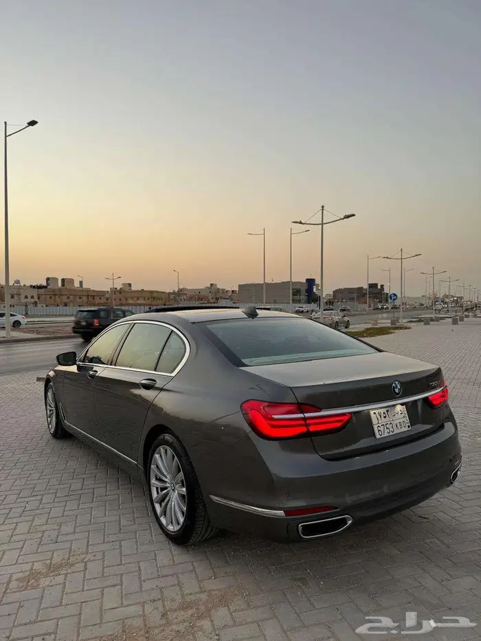 BMW 2017 نظيفة مصينة صيانة شاملة ثاني مالك 2 8